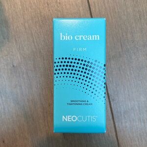 Neocutis Bio Cream Firm
SMOOTHING & TIGHTENING CREAM (NWT, Never Opened) 15ml